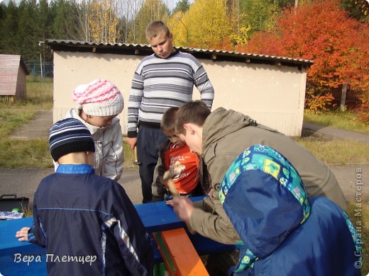 Малыши охотно держали доски, так что Диме довелось отдохнуть, Но Димка был "настороже":  вдруг что- то не так, или Семе понадобится помощь. Ведь Сема -левша и ему труднее было работать, чем Диме. (фото 6)