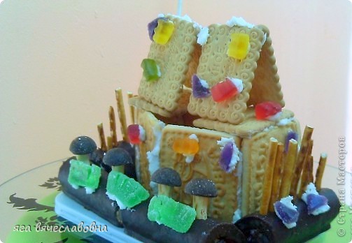 Традиция украшать праздничный рождественский стол пряничным домиком пришла к нам из Германии.Немецкие кондитеры выдерживали свои сооружения в стиле домика Гензель и Греты.Они украшали их узорами из глазури и цветными конфетами.А мы... (фото 1)