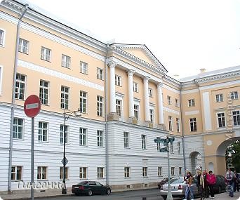 Два нижних этажа занимали служебные помещения (столовая с буфетной, больница с аптекой. канцелярия) и квартиры служащих. На третьем этаже находился Актовый зал и учебные кабинеты. На четвертом - спальни воспитанников. При чем это был не дортуар (общая спальня), а каждому воспитаннику была выделена, пусть крохотная, но отдельная комнатка -«келья», как называл ее А.Пушкин. (фото 8)