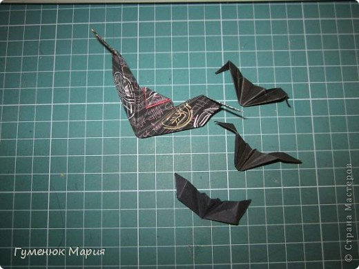 автор: Ник робинсон
вот МК: http://www.nickrobinson.info/origami/diagrams/bat.htm

вот здесь искала вдохновение: http://goorigami.com/single-sheet-origami/origami-bat-halloween-model/1604
 (фото 2)