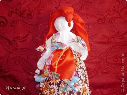 Кукла на другом фоне. Когда она стоит, она очень красивая. (фото 3)