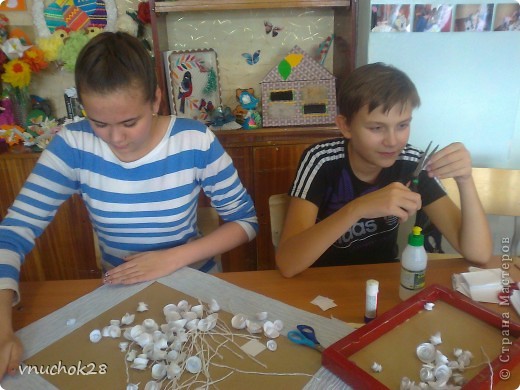 Для спиралевидных розочек использовали белую бумагу . Пряжу приклеивали по краю розочек для того,чтобы они искрились,как снежные. (фото 3)