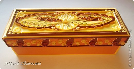 Фантазии полёт и рук творенье
С восторгом я держу в своих руках...
Не знает, к счастью, красота старенья,
Любовь к прекрасному живёт в веках.
Умелец может сделать из железки,
Из камня, дерева – шедевры красоты.
Из разноцветья бисера и лески,
Как в сказке, чудеса творишь и ты.
Представить трудно, как это возможно
Создать невиданной красы узор.
Как результат терпенья и уменья –
Изящество, и цвета чистота,
И совершенство формы... Нет сомненья,
Наш мир спасут талант и красота!
Зинаида Митрофановна Торопчина
Из существующей литературы о Троице-Сергиевой Лавре Государства Московского известно, что Преподобный Амвросий Троицкий
- резчик, который трудился в Троице-Сергиевой лавре в XV веке и украшал древесной стружкой оклад своей иконы из самшита.Однако эта сказочная по своей красоте техника была забыта...
За возрождение скани в 1990 году взялся гомельский мастер по дереву Владимир Валентинович Цекунов. У него дома была своя мастерская,
к тому же параллельно он преподавал это мастерство в школе. Под его руководством была построена и специальная мастерская и Владимир Валентинович разработал и запатентовал собственный специальный станок, которым пользуются в школе до сих пор.
Именно благодаря этому мастеру в Белоруссии появился такой способ народно-прикладного творчества как белорусская скань, гомельская скань,
скань Цекунова или просто Цекуновка, где основой для ажурных узоров служит не проволока из драгоценных металлов, а древесная стружка,
снятая тонкой-тонкой ленточкой и поставленная на торец. (фото 1)