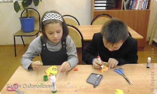 Осталось наклеить дырокольные кружочки и нарисовать "бисеринки" корректором.

С переливами поет, утром будит весь народ.
Золотистый гребешок гордо носит ... 
                         (Петушок)
 (фото 8)