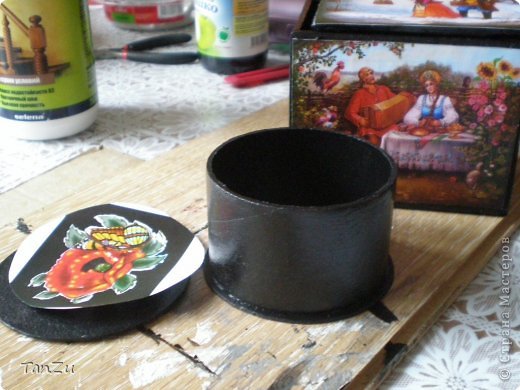 Шкатулки я загрунтовала черной краской, распечатала понравившиеся картинки, приклеила, сделала подрисовку и покрыла в несколько слоев лаком.
Тема круглой шкатулки - маки, на прямоугольной шкатулке показаны картинки ухаживаний молодыми людьми за девушками. (фото 3)