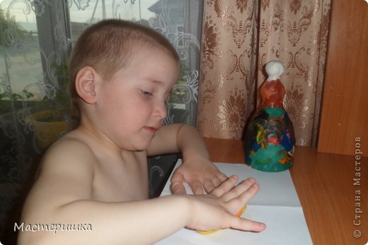 Пока Алексей справляется(хотя нужно много тёплого пластилина...папа греет в своих руках) (фото 3)