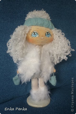 Маленькая девочка очень очень любит зиму. Мечтает о ней даже летом. Обожает метели и вьюги, легкий снежок и весёлые морозы. Наверное, поэтому все знакомые и друзья называют её снежной блошкой. (фото 1)