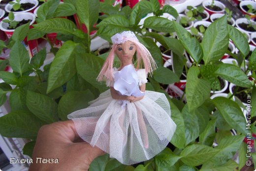 здесь феечка уже раскрашена и одета. Красила смесью акрила и гуаши (за неимением нужных цветов акрила), волосы- распущенная атласная лента, приклеены на клей для потолочной плитки (фото 4)