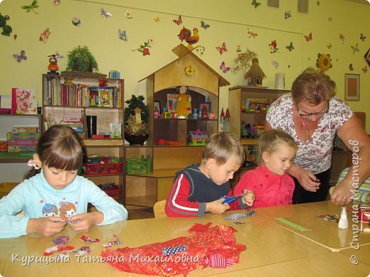 Очень старательно вырезаем листочки для дерева. (фото 3)