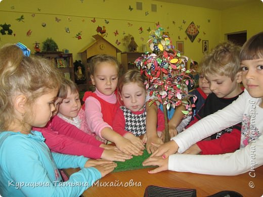 Почти все готово. Все дружно прижимаем ковер из травы. (фото 12)