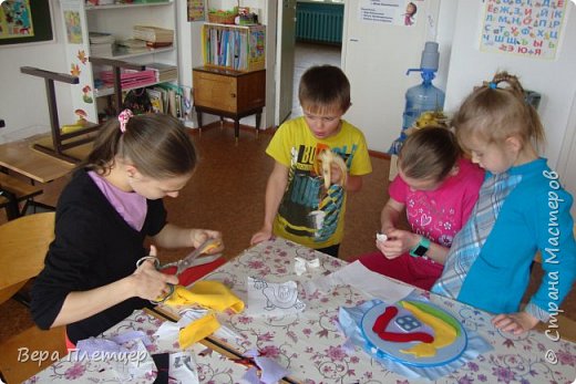 Мелкие детали нам помогали вырезать старшие девочки. (фото 4)