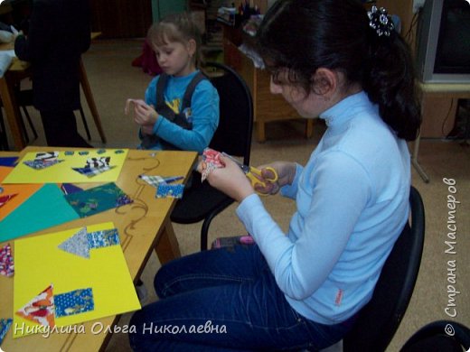 Девочка очень любит цветы, поэтому клумба у неё особенная. (фото 2)