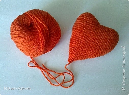 Вот такое сердечко я решила связать в подарок. Все просто: сердечко-игольница, открытка. Но СМ сделала крутой поворот в моих планах  объявив конкурс "Щедрое сердце!.  Мысли стали носиться, что делать? сердечко то уже готово))))  (фото 2)