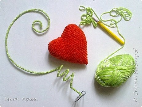 Сердечко будет висеть как спелая ягодка, вяжу петельку. (фото 4)