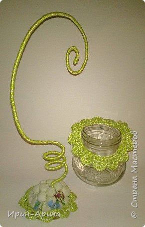 При помощи клеевого пистолета соединила подвес с крышкой, оформила подушечку и закрыла все стыки кружевом. Связала и для баночки несложное украшение. (фото 5)