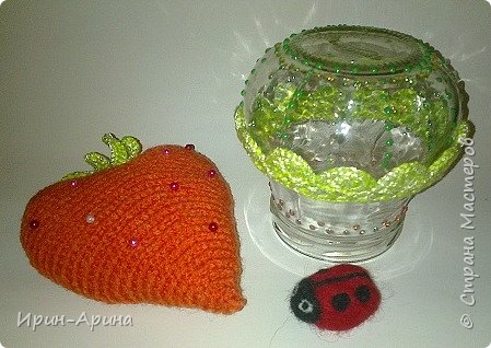 Баночка примерила простенький узор из точек, стоит, сохнет.  На сердечко прикрепила бусинки. А букашка как мечта о лете. (фото 6)