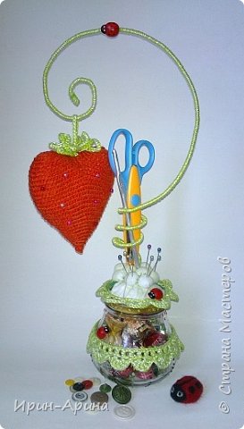 Все... собрала сердечный подарок. Всегда под рукой будут ножницы, иголочки, а в баночку можно положить пуговки, разные милые мелочи. Конструкция получилась устойчивой, сердечко легкое, не перевешивает))) легко снимается. (фото 7)