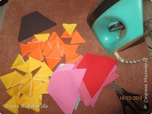 Для лучей использовала обрезки плащёвки  швейного производства. Сворачивала, проутюживала, подрезала. (фото 5)