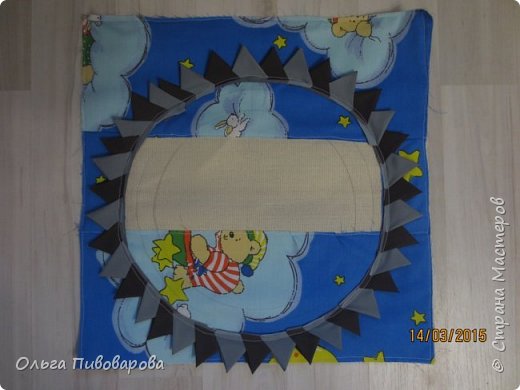 На квадрат двунитки нашила небо, тоже лоскутки подбирала, начертила круги и нашивала лучики. (фото 6)