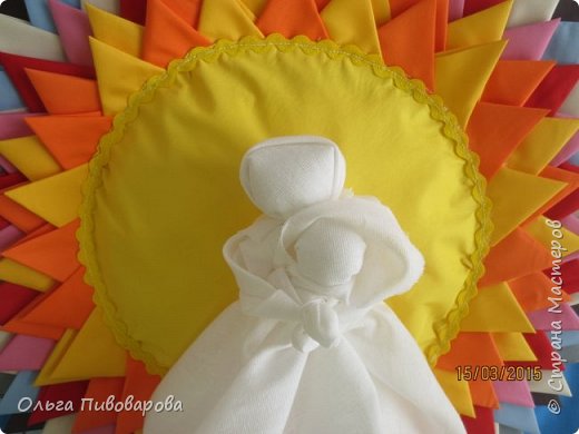 Мать и дитя одно целое. Делала я его из одного целого квадрата 40*40 белой х/б ткани и нитки в тон. Образ воздушен и легок, синтепон только в головах. (фото 2)