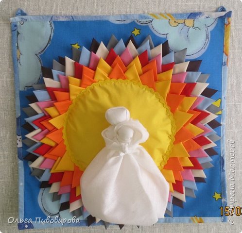 Свет материнства - святой свет, светлый. Свет любви матери чист и непорочен. Мать оберегающая своего дитя, не нуждается в цвете, а вот солнца свет в лучах которого купается и материнская любовь и всё живое ярок. (фото 1)