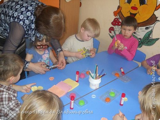 Закрепили круги степлером, а затем стали резать "лучики". (фото 3)