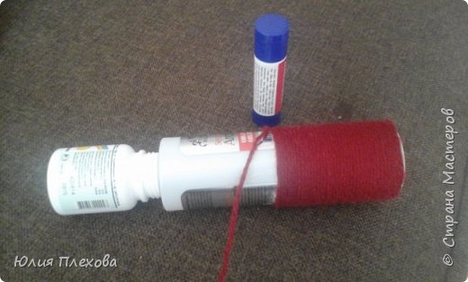 Соединяем детали. Горлышко бутылки из-под шампуня удачно подошло к диаметру отверстия "витаминной" баночки. Обматываем нитками. (фото 3)