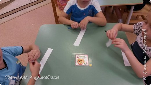 Отгадали загадку:
У жёлтенького солнышка
Лучи не горячи
У жёлтенького солнышка
Белые лучи.
Взялись за работу. Накрутили трубочек.
(фото 3)