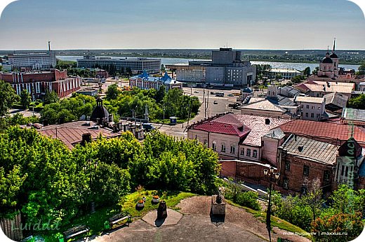 На горе, на месте основания города стоит глыба красного железняка с надписью "На этом месте в 1604 году был основан город Томск". Именно здесь началось строительство острога, давшего начало новому русскому городу в Сибири. К 400-летнему юбилею города на холме был воссоздан фрагмент Томской крепости. На Воскресенской горе находится Музей истории города Томска. Здание музея расположено в бывшей пожарной части.   (фото 2)