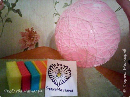 Шар смазала кремом и обмотала шерстяными нитками, смоченными в клее ПВА. Приготовила поролоновые губки для посуды. (фото 3)
