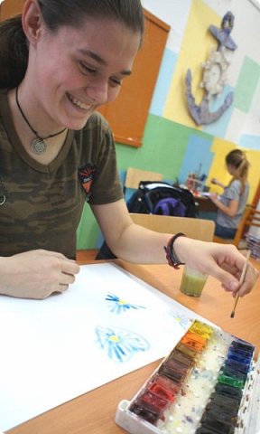 Марина сказала, что самое сложное было нарисовать ромашку как ребенок. Весь лист изрисовала, даже специально левой рукой (она правша). (фото 7)