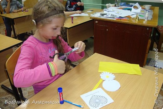 Алёна вырезает форму рормашки. (фото 5)