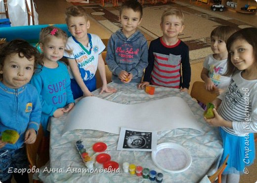 В преддверии дня Космонавтики, ребята средней группы много нового говорили о небе, солнце, звездах. Узнали подробнее о своей планете и других планетах, о космосе и увлекательной работе космонавтов, о ракетах и космических кораблях.
"А мы тоже хотим быть космонавтами" - решили ребята.
Так началась подготовка к нашему полёту в Космос. (фото 2)