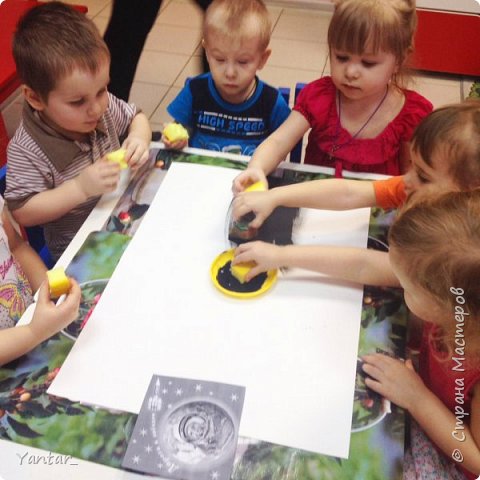 Основа поделки - ватман. Мы его тонируем гуашью при помощи губок в несколько цветов. (фото 2)