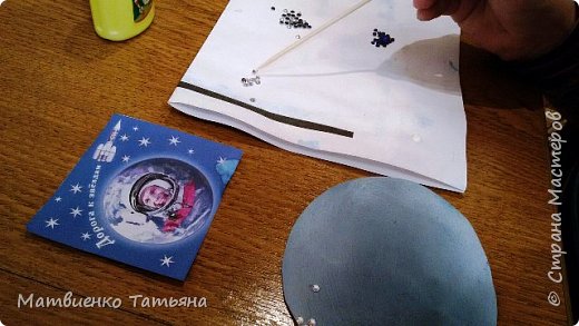 На детали с помощью палочки и клея ПВА приклеила акриловые стразы. (фото 10)