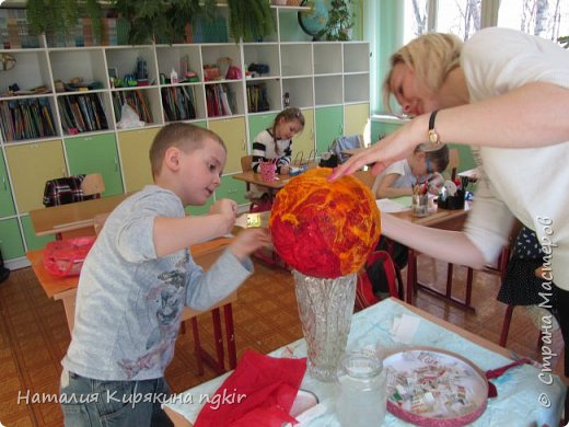 Планету захотели сделать яркой и взяли красные и жёлтые салфетки. Пальцами и кисточкой создали рельеф (фото 6)