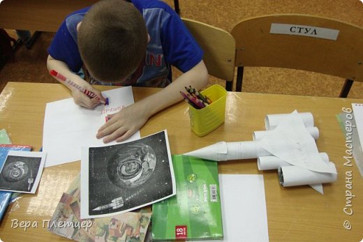  Шурик сделал несколько эскизов, на всех была ракета со множеством двигателей. Пыталась объяснить, что от это может сыграть злую шутку...  Тогда мы с ним договорились, что он сделает пробный вариант будущей модели из обычной офисной бумаги. Эта работа много времени у него не заняла ( "пробник лежит слева), но Шурик понял, что ракета "тяжеловата". Было решено оставить по одному двигателю.  (фото 2)