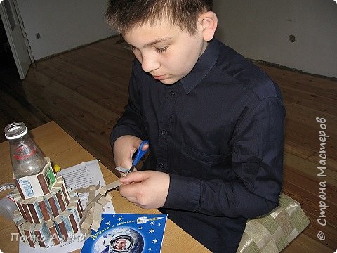 Четвертый ряд сын нарезал полоски из все тех же коробков. (фото 6)