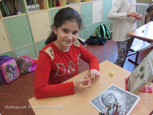 Остальные тем временем принялись вязать цепочки подходящих цветов: голубые, жёлтые, зелёные и коричневые (фото 6)