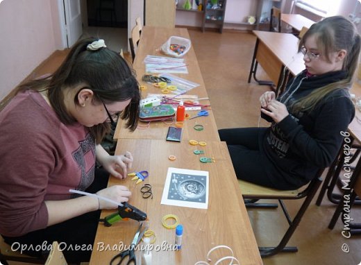 Девочки в начале пути. Фантазируют, изобретают обитателей космоса. (фото 2)