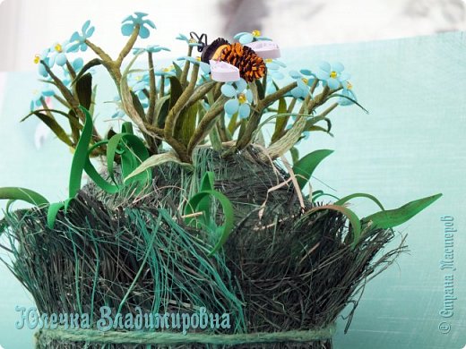 Но скучно незабудкам одним. Ведь в природе они растут на каменистых степных склонах, в окружении различных трав. Как раз здесь, уже сделанные листики из фоамирана, прекрасно дополнили композицию! Последний акцент в работе: прилетел на милые незабудки маленький шмель, выполненный в технике квиллинга, по МК Татьяны https://podjem-tal.ru/node/71248 (фото 20)