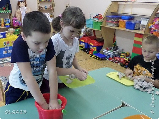 Журавль выполнен в технике папье-маше. Массы понадобилось много. Трудились всей группой. (фото 4)