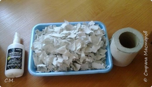 Нарезала туалетную бумагу на маленькие кусочки 2 приведенных лотка.Затем залила водой так чтобы бумага была покрыта полностью,затем немного помешала массу, чтобы бумага разошлась на волокна, слила воду,но сильно не отжимала. (фото 8)