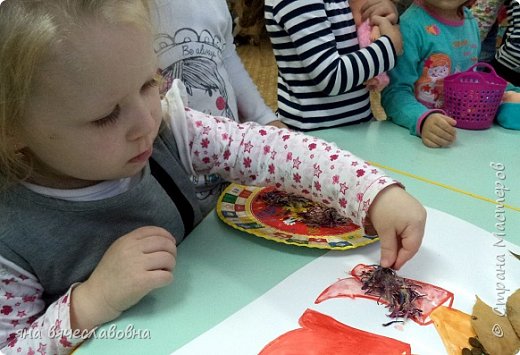 А девчонки , стоящие рядом дают советы и конечно завидуют, что сегодня не их очередь творить))). (фото 14)