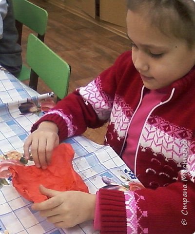 Квадратный лист красной офисной бумаги тоже хорошенько мнем, заворачиваем в него газетный комок. (фото 4)