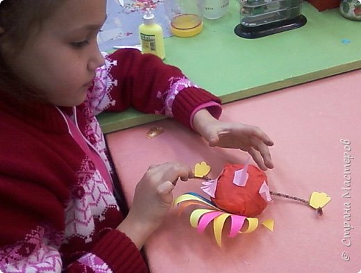 Чем пышнее хвост, тем краше наш петушок! Не забудьте вырезать из белой бумаги круглые подглазники, на которые можно наклеить глазки. (фото 10)