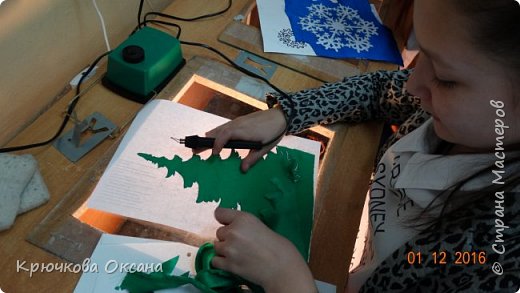 Затем сделали ещё один замечательный символ Нового года - ёлочку. Без неё никак нельзя встречать новый год) (фото 3)