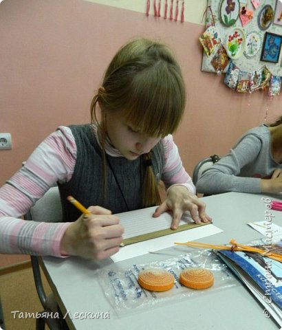 1. Первоначально Света нарисовала эскиз и приступила к работе. Так как подходящих по цвету полосок в наборе не оказалось, пришлось расчертить и разрезать на полоски гофрокартон ярко-оранжевого глянцевого цвета. Каждая полоска шириной 1 см, длина- на весь лист гофрокартона, чуть меньше формата А-4
2. Для изготовления тела петушка понадобилось 10 полос (на 1 часть) Когда все полоски были склеены и скручены в круг, каждую часть Света слегка прижала пальцами, придавая овальную форму. Чуть-чуть выдвинула пальцами овал вверх, придавая объём. После этого хорошо промазала клеем ПВА, оставила сохнуть. (фото 3)