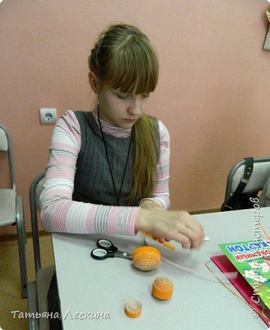 3. Для головы понадобилось 5 полосок на одну часть, Выполнила аналогично, оставив круглую форму.
4. Для шеи понадобилось 3 полоски, После склеивания и скручивания в круг Света выдвинула круг пальцами вверх, придавая ему конусообразную форму. Промазала все части будущего петушка клеем ПВА, оставила до следующего занятия сохнуть. (фото 4)