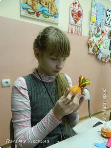 5. Обе части головы склеили, аналогично поступили с частями тельца. Хвост Света сделала, нарезав гофрополоски пополам, шириной 0,5 см. После чего закрутила их и приклеила пучком к туловищу. (фото 5)